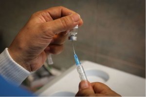 رییس اتاق اصناف : متصدیان واحدهای صنفی البرز برای تزریق واکسن اقدام کنند