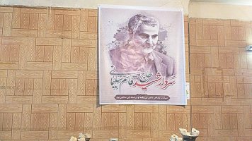 ویترین واحد های صنفی شهر کرج مزین شده با تصاویر شهید سردار قاسم سلیمانی 