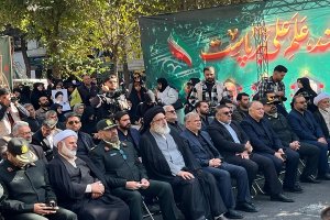 طنین فریاد استکبارستیزی در کرج  موکب داری اتاق اصناف مرکز استان البرز در مراسم راهپیمایی ۱۳ ابان