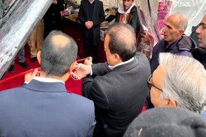 گزارش تصویری از افتتاح نمایشگاه تنظیم بازار کالاهای اساسی توسط افضلی معاون هماهنگی امور اقتصادی استانداری البرز و انصاری مدیر کل اداره صمت استان و هیات رئیسه اتاق اصناف مرکز استان البرز و روسای اتحادیه های صنفی مورخ ۲۱ بهمن ۱۴۰۳