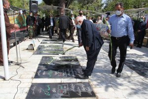 همزمان با اولین روزازهفته دفاع مقدس : مزارپاک شهدای دفاع مقدس گلباران شد