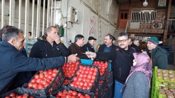 جمع آوری کمک های نقدی و غیر نقدی حجره داران میدان مرکزی میوه و تره بار شهر کرج به همت اتحادیه با فروشان کرج